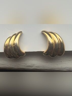 Crown Trifari Vintage Gold-Tone Vintage Sculpted Clip on Earrings